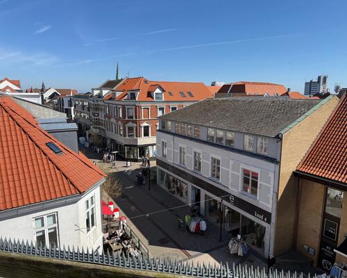 Hyggelig 2 værelses lejlighed med lille altan