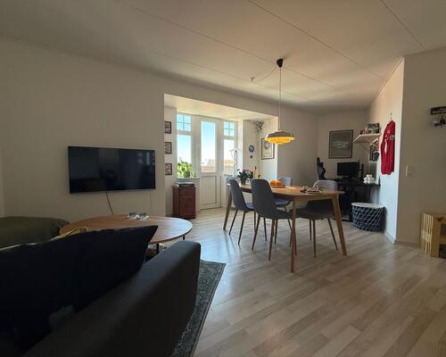 Hyggelig 2 værelses lejlighed med lille altan