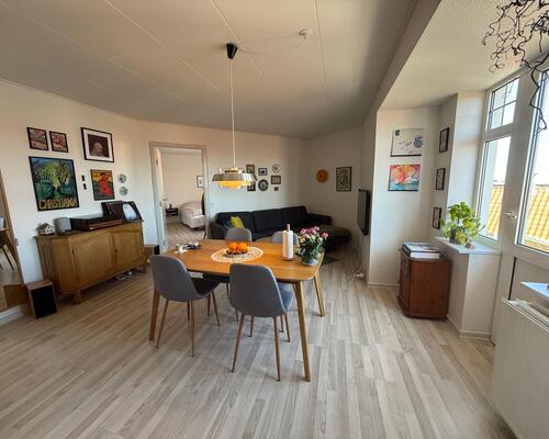 Hyggelig 2 værelses lejlighed med lille altan