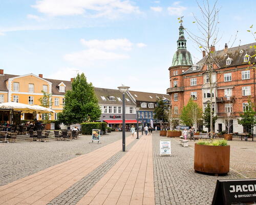 God stuebolig med terrasse. 3-vær. med central beliggenhed