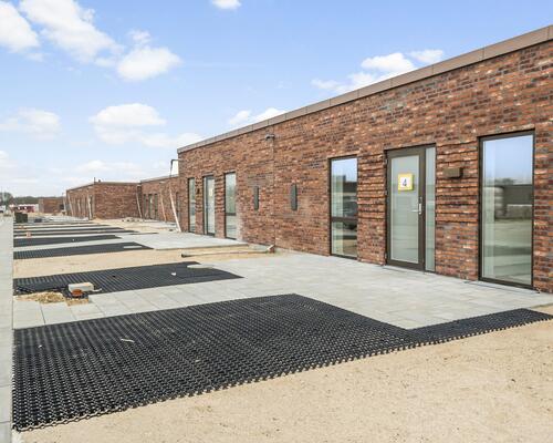 Familievenligt nyopført rækkehus i Snejbjerg med privat have/terrasse og mulighed for ladestander.