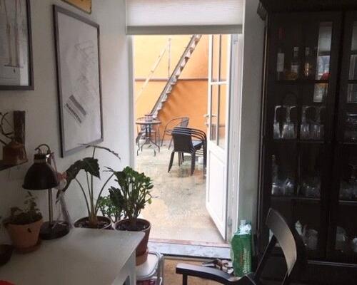 Charmende stuelejlighed med egen indgang i centrum