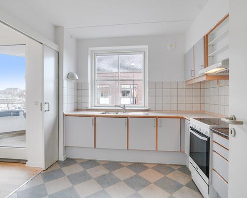 Stor 2-værelses med elevator i opgangen