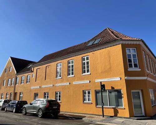 Charmende stuelejlighed med egen indgang i centrum