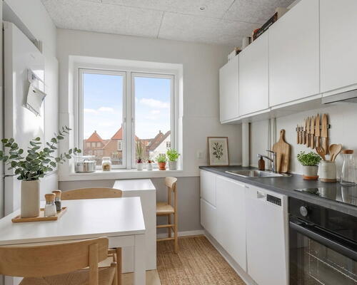 Lys 2-værelses på 62 m2 med altan, separat køkken og moderniseret bad