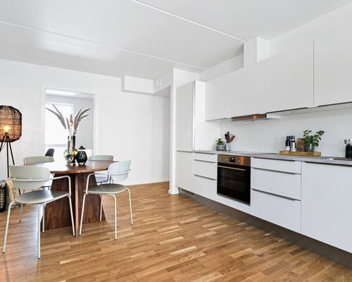 Højt til loftet og massere af lys i moderne bolig