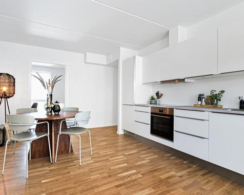 Højt til loftet og massere af lys i moderne bolig