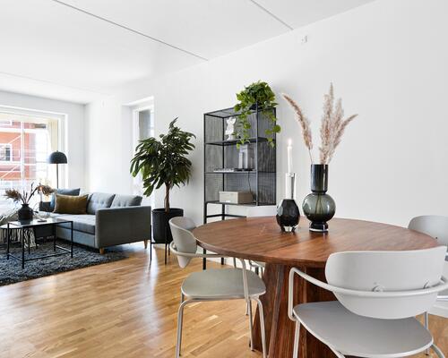 Højt til loftet og massere af lys i moderne bolig