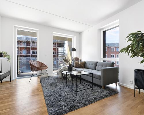 Højt til loftet og massere af lys i moderne bolig