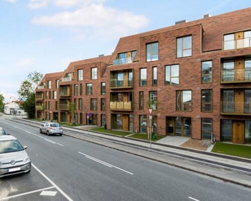 Højt til loftet og massere af lys i moderne bolig