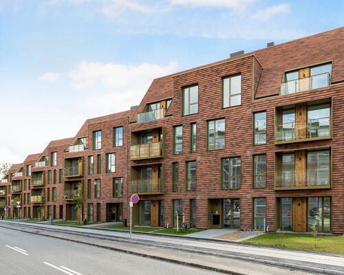 Højt til loftet og massere af lys i moderne bolig