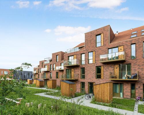 Højt til loftet og massere af lys i moderne bolig