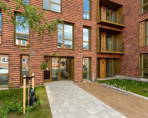 Højt til loftet og massere af lys i moderne bolig
