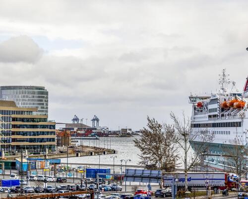 Fuldt møbleret lejlighed med 2 altaner | København Ø.