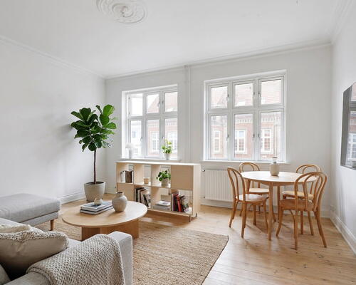 Lys 2-værelses på 65 m² med klassiske plankegulve og stilrent køkken