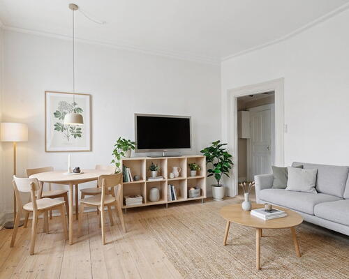 Lys 2-værelses på 65 m² med klassiske plankegulve og stilrent køkken