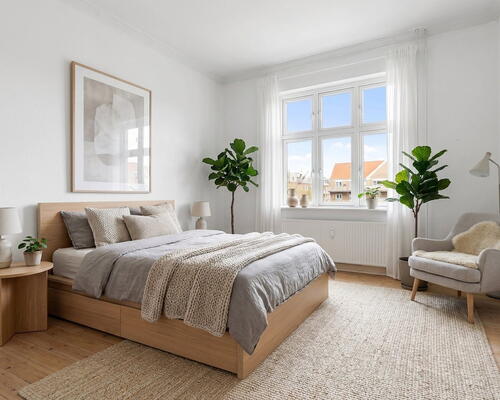 Lys 2-værelses på 65 m² med klassiske plankegulve og stilrent køkken