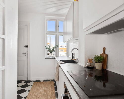 Lys 2-værelses på 65 m² med klassiske plankegulve og stilrent køkken