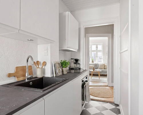 Lys 2-værelses på 65 m² med klassiske plankegulve og stilrent køkken