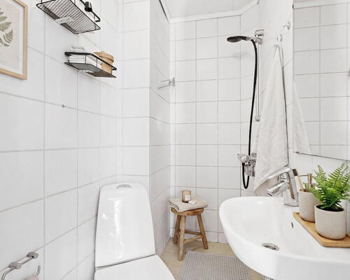 Lys 2-værelses på 65 m² med klassiske plankegulve og stilrent køkken