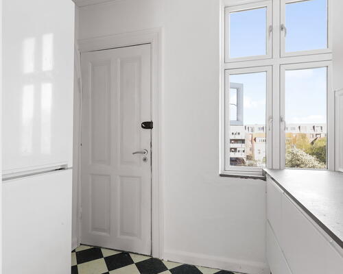 Lys 2-værelses på 65 m² med klassiske plankegulve og stilrent køkken