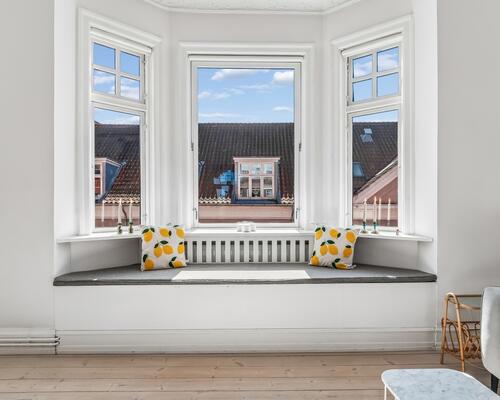 Fantastisk beliggende og flot møblerede lejlighed udlejes fra 1/5 - 30/11-26