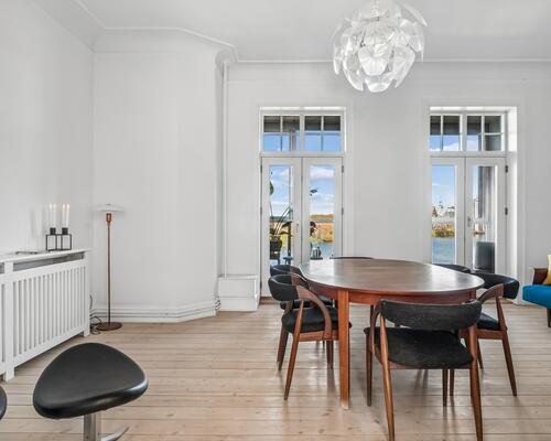 Fantastisk beliggende og flot møblerede lejlighed udlejes fra 1/5 - 30/11-26