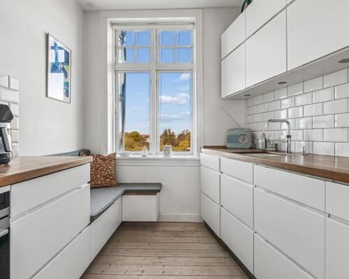 Fantastisk beliggende og flot møblerede lejlighed udlejes fra 1/5 - 30/11-26