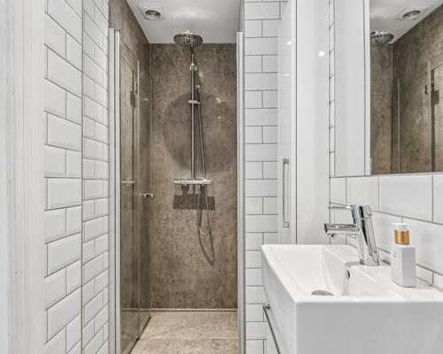 Fantastisk beliggende og flot møblerede lejlighed udlejes fra 1/5 - 30/11-26