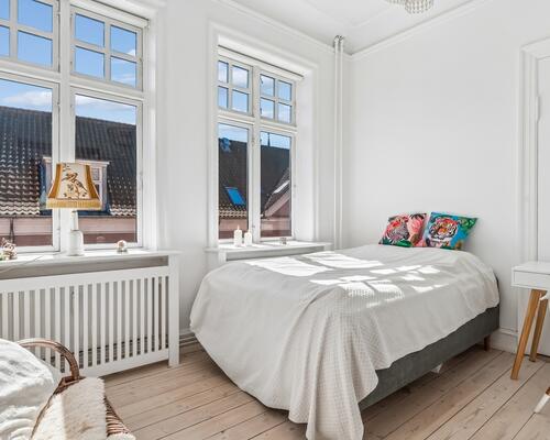 Fantastisk beliggende og flot møblerede lejlighed udlejes fra 1/5 - 30/11-26