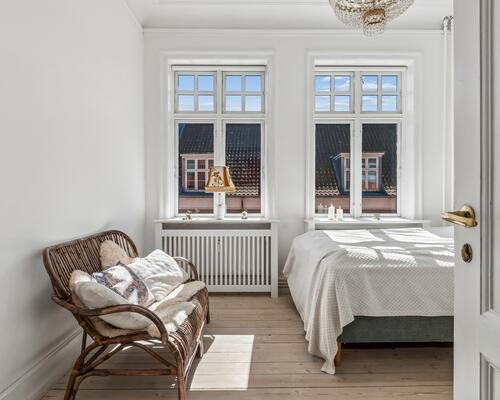 Fantastisk beliggende og flot møblerede lejlighed udlejes fra 1/5 - 30/11-26