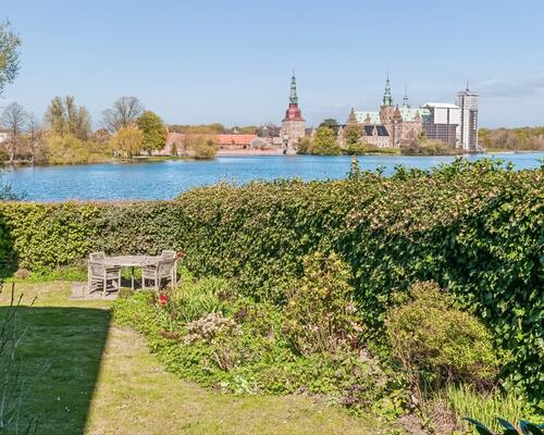 Fantastisk beliggende og flot møblerede lejlighed udlejes fra 1/5 - 30/11-26