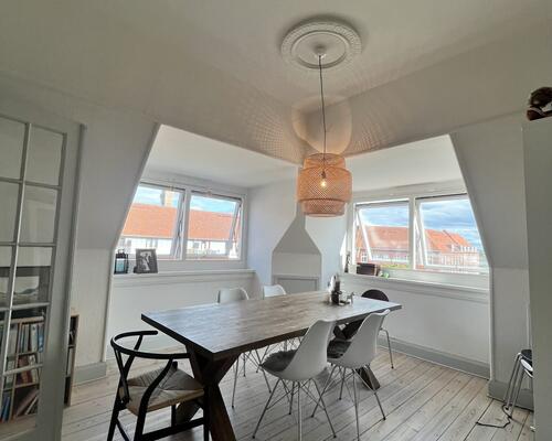 Fuldt møbleret lys penthouse lejlighed | Gentofte