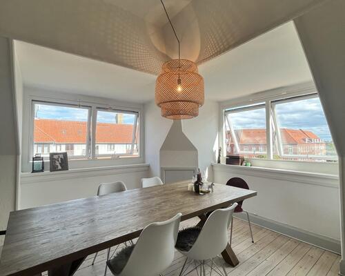 Fuldt møbleret lys penthouse lejlighed | Gentofte