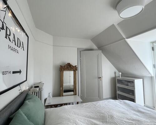 Fuldt møbleret lys penthouse lejlighed | Gentofte