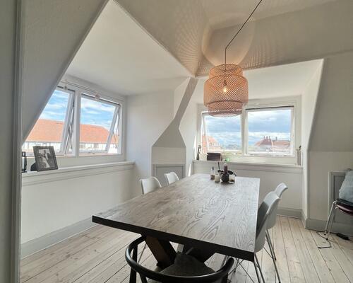 Fuldt møbleret lys penthouse lejlighed | Gentofte