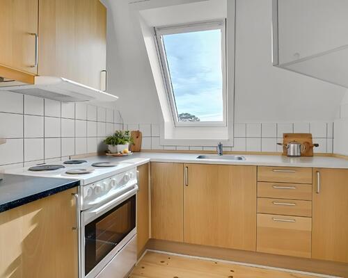 Lys 2-værelses på 42 m2 med bykig – charmerende skråvægge og separat køkken