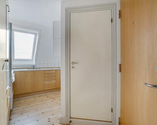 Lys 2-værelses på 42 m2 med bykig – charmerende skråvægge og separat køkken
