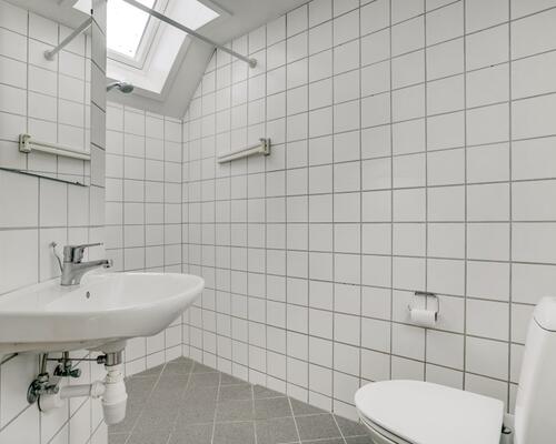 Lys 2-værelses på 42 m2 med bykig – charmerende skråvægge og separat køkken