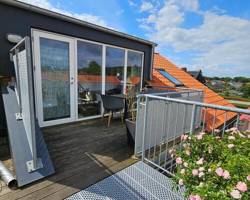 Dejlig 3-værelses lejlighed med skøn terrasse i Hou