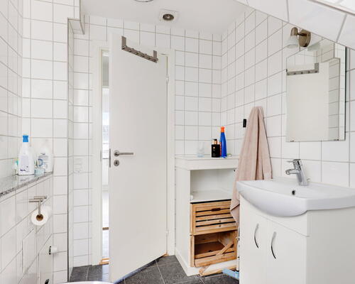 Veludnyttet 3-værelses på 50 m2 med ovenlysvinduer – tæt på Broen Shopping