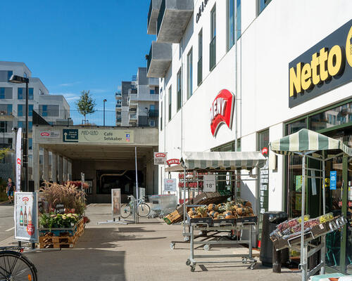 Stilren 2 værelses lejlighed i Broloftet med nye møbler og god beliggenhed