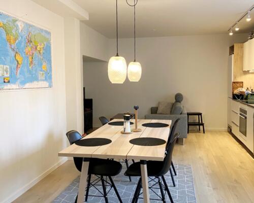 Charmende stuelejlighed med egen indgang i centrum
