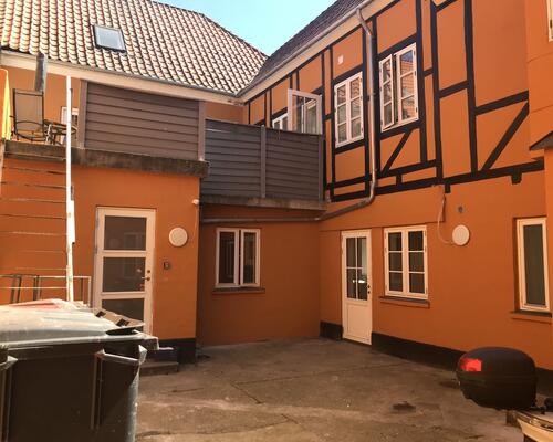 Charmende stuelejlighed med egen indgang i centrum
