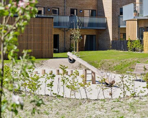 Skøn 2-værelses i rolige omgivelser med terrasse og gode forbindelser