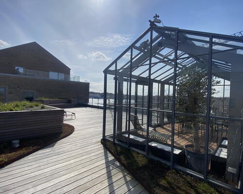 Lys 1-værelses med terrasse, beliggende ved fjord og natur