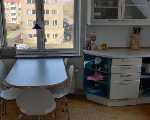 Hyggeligt værelse med egen altan udlejes!