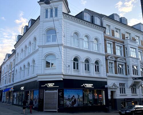 Skøn beliggenhed i en markant historisk ejendom midt i Aarhus C.
