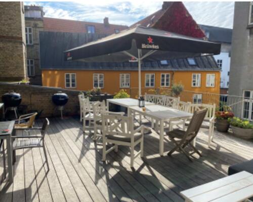 Skøn beliggenhed i en markant historisk ejendom midt i Aarhus C.
