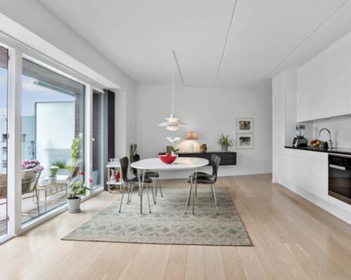Penthouse lejlighed med 2 store altaner.